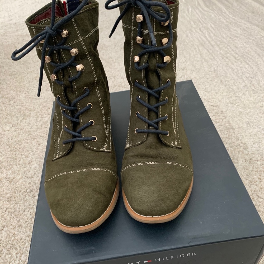 Tommy Hilfiger women’s leather boots size 8